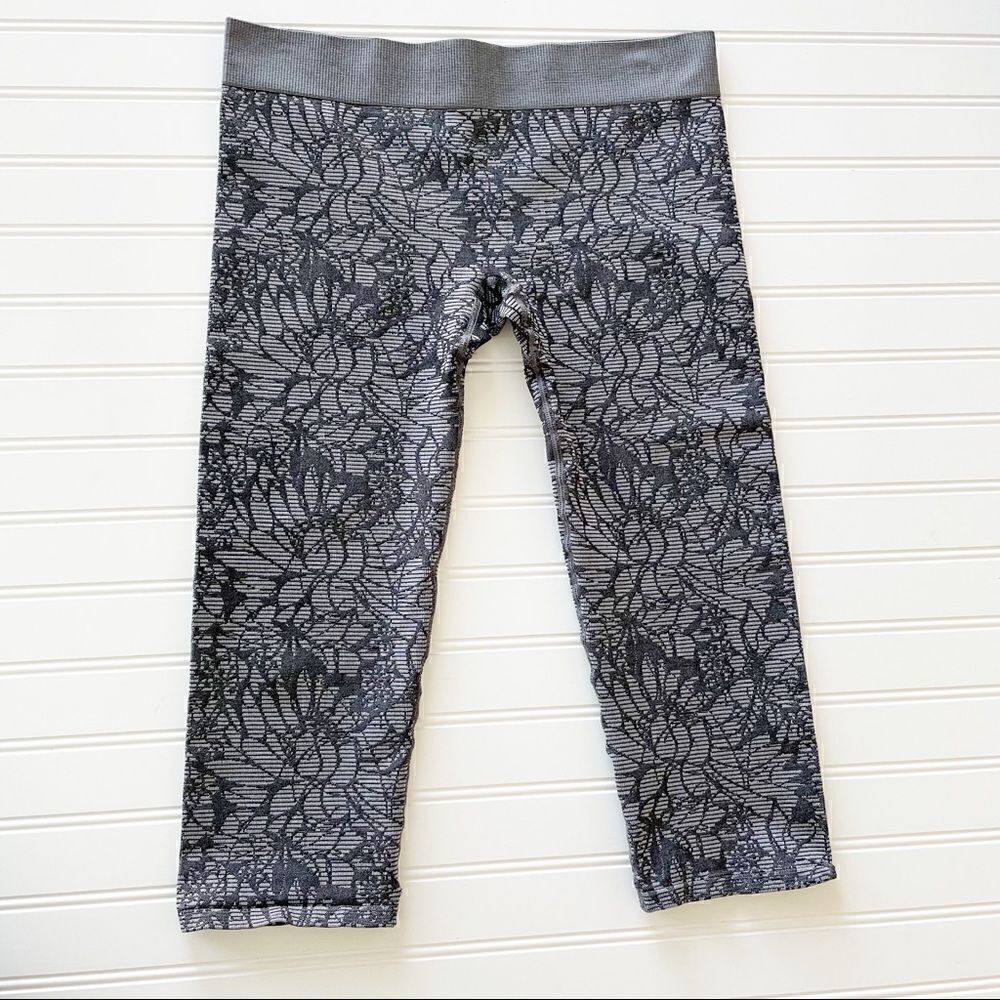 Fabletics Seamless Jacquard Capri Leggings - Medium